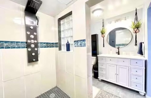 Childs Park Cottage | Modern Beachside Guesthouse in Trendy Downtown