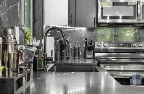 East Stroudsburg Cabin | Modern BLVCK Cabin 3 W/Hot Tub near Bushkill Fall/Shawnee/Poconos