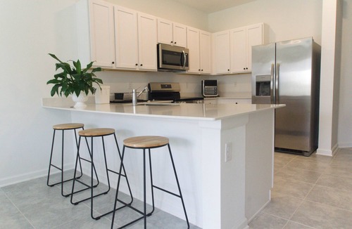 Poinciana House | Modern Bright 3BR Townhome – Pool, Disney 35 Minutes Away, Surrounded by Nature