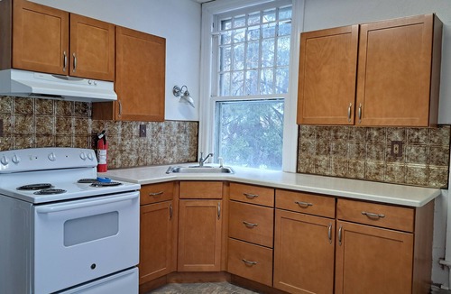 Scranton Apartment | Modern. Charming, high ceiling, spacious home. Huge Porch. Great neighborhood