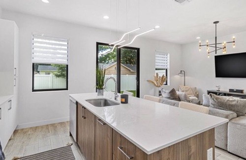 Pinecrest West Park House | Modern Comfort for Groups | 2 Units Side by Side | Stadiums Nearby