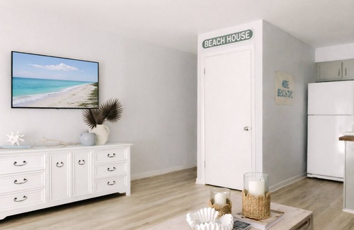 El Centro Beach Condo | Modern Condo,Pool + Steps to Beach,Prime Location