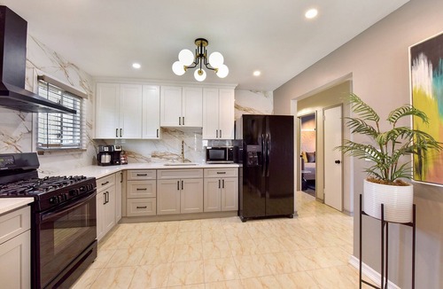 Lakeview House | Modern, cozy home -15 mins away from the airport, Entire FIRST floor of home.