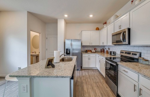 Dundee House | Modern Dundee Townhome Near Lakes & Legoland!