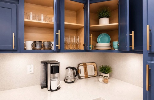Lodi House | Modern Family Retreat Minutes from MetLife & NYC