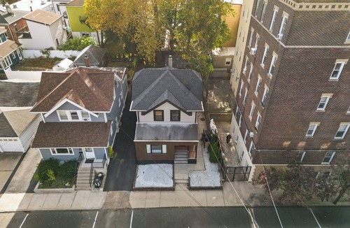 North Bergen House | Modern Full Holiday Home 5BR/3BR 10 Mins NYC Patio Yard & Parking