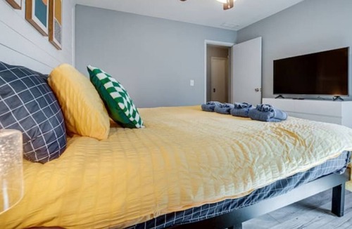 Fort Stewart Apartment | Modern Home w Vintage Arcade Games & Family Fun