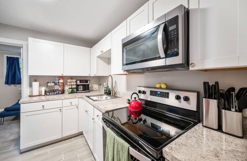 Lakeshore South House | Modern Jax Oasis w/Hot tub - 7 Min to Riverside/Avondale