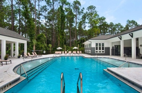 Northside Apartment | Modern King Suite, Pool, Gym & Airport Nearby