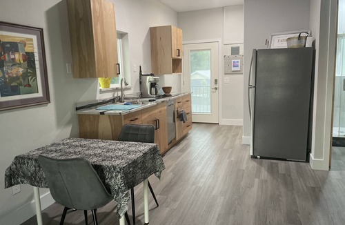 Maitland House | Modern Lakefront Retreat in Prestigious Private Area – Non Smoking