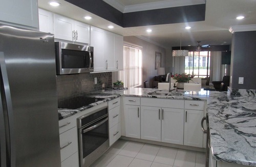 South Bradenton Condo | Modern Lakeview Condo By IMG Academy & Anna Maria Island w/Two Pools & Hot Tubs