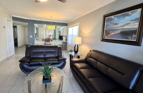 South Bradenton Condo | Modern Lakeview Condo By IMG Academy & Anna Maria Island w/Two Pools & Hot Tubs