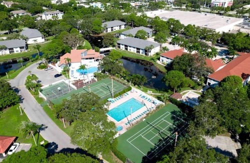 South Bradenton Condo | Modern Lakeview Condo By IMG Academy & Anna Maria Island w/Two Pools & Hot Tubs