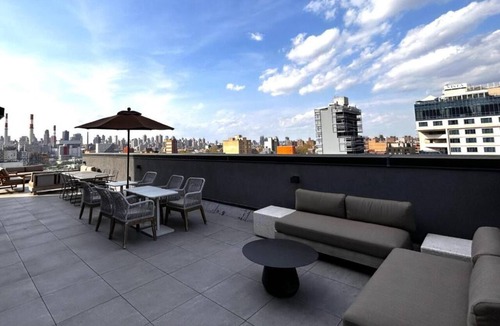 Queens Hotel | Modern Long Island Room | Near Queensboro Bridge | Rooftop Access w/City Views