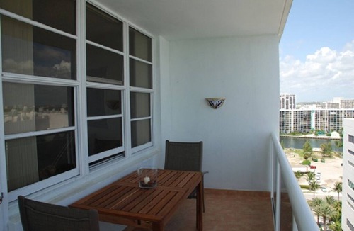 Hollywood South Central Beach Condo | Modern Oceanfront Retreat
