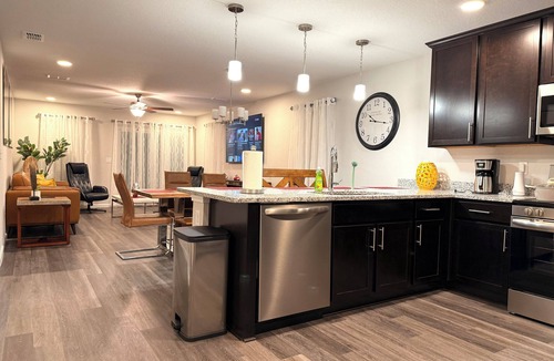 Riverside House | Modern Riverside Home Sleeps 8 Near Downtown