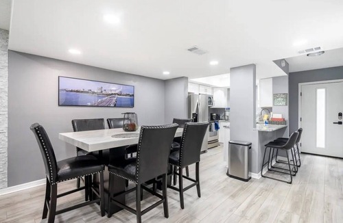 Disston Heights House | Modern Spacious 1-bed Townhome, in St. Pete, 10min Downtown, 15min St Pete Beach
