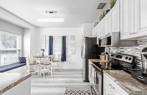 Seffner Community Alliance House | Modern & Spacious Tampa Home 3bed 2bath + backyard Lanai. Great location!