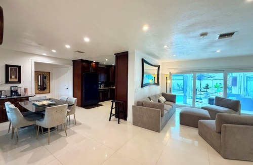 Pembroke Pines House | Modern Spacious Home Private Pool & Game Room Near Hard Rock & Beaches