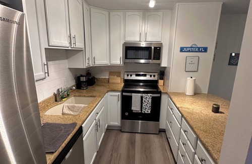 Jupiter Condo | Modern Sunny & Cozy Waterfront Gem ~ Walk to Beach ~ Pool with Dock