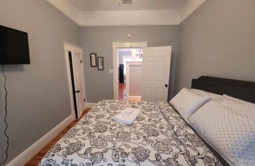 Lakeland Apartment | Modern Two Bedroom Home