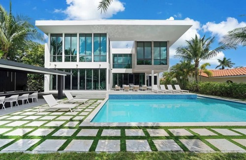 Seybold House | Modern Waterfront mansion