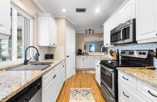 Tropic Palms House | Modern Zen Theme 1 mile from beach with jacuzzi