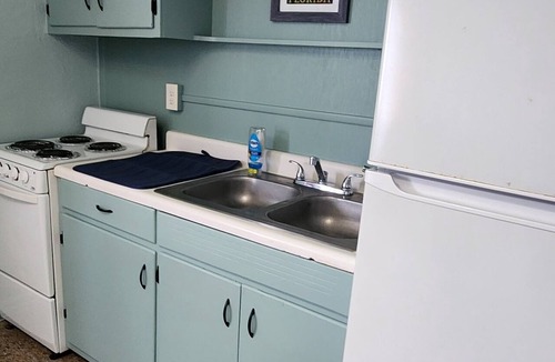 Biltmore Beach Hotel | Monterey Motel - Beach Cottage 6 at Beach Access 8. Large Pool. Newly Remodeled.