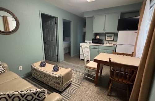 Biltmore Beach Hotel | Monterey Motel - Beach Cottage 7 at Beach Access 8. Large Pool. Newly Remodeled.