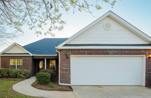 Byron House | Monthly Rental Available | Cozy 3BR | Sleeps up to 9