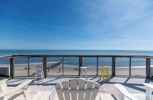 Edisto Island House | Moon Tide|Oceanfront Showplace|Dog Friendly|Elevator|Rooftop Deck|Family-Friendly Amenities