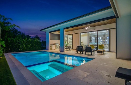 Central Naples Villa | Morningside Luxury Escape with Heated pool & Office place