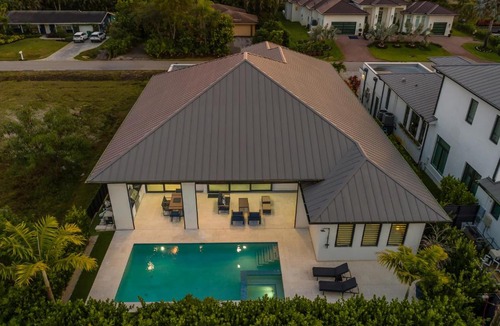 Central Naples Villa | Morningside Luxury Escape with Heated pool & Office place