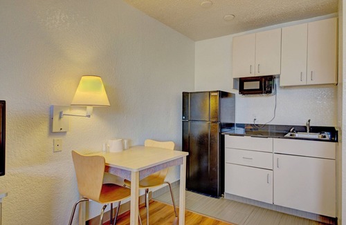 Cocoa Beach Hotel | Motel 6 Cocoa Beach, FL