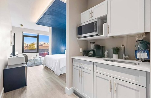 Port Morris Hotel | Mott Haven KingStudio | Kitchenette + Free WiFi