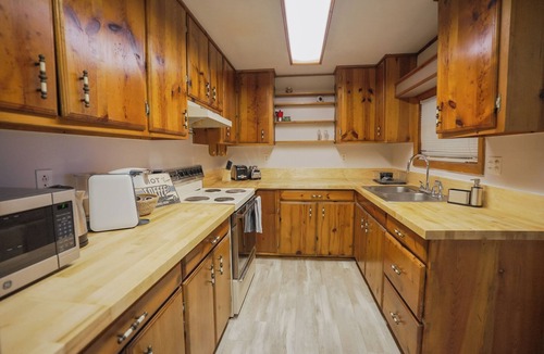 Mount Dora Apartment | Mount Dora Charm - Cozy Stay at Local Brewery - Walking Distance to Downtown