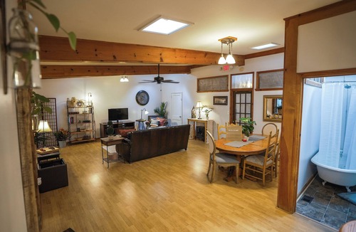Mount Dora Apartment | Mount Dora Charm - Cozy Stay at Local Brewery - Walking Distance to Downtown