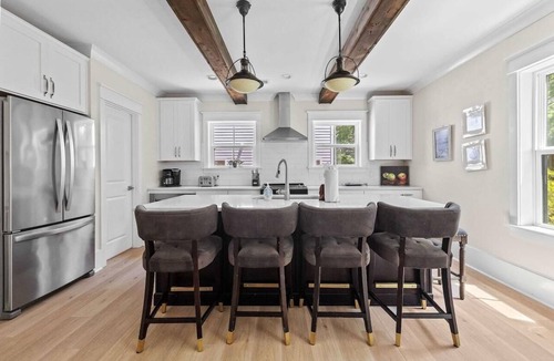 Old Village House | Mt Pleasant Beach Retreat- Mins to Beach-hot Tub