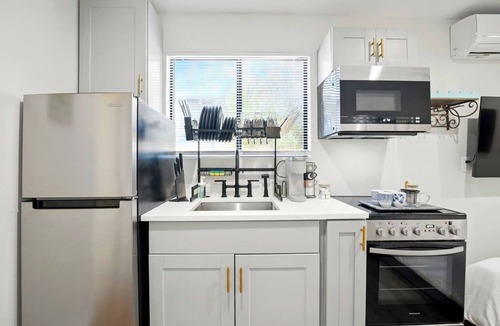 Murray Hill Apartment | Murray Hill Retreat w/Full Kitchen & Free Parking