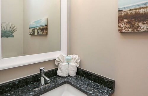 Waterside Village House | MXB West End Cottage 4BR w/Community Pool & Hot Tub Walk to Beach