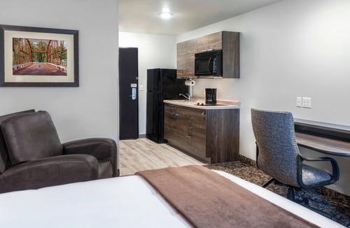 Deep Creek Hotel | My Place Hotel - Port Charlotte