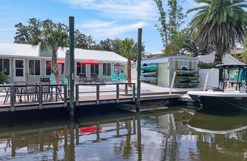 Crystal River House | My Scallop Inn - Waterfront Home on Kings Bay! Kayaks included.