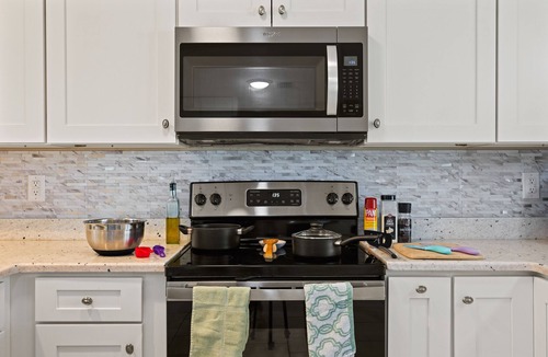 Interchange Square House | Namaste Getaway ☯ Heated Pool/Private Yard -17 mins to the beach!