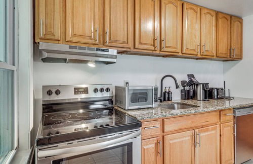 Lincoln Park House | Nature & City Access! Family Home in North Jersey