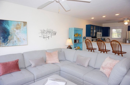 Manistee House | Navigate Manistee for beaches, pools, & outdoor adventure!