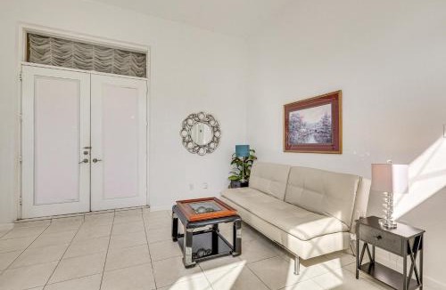 Ruskin Apartment | Near Apollo Beach! Bright Apt w/Essentials
