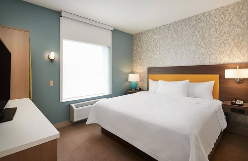 Interchange Square Apartment | Near Attractions and Beach, Modern Units, Pool, Free Parking