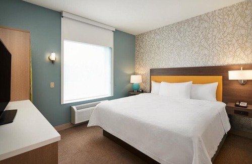 Interchange Square Hotel | Near Attractions and Beach, Two Modern Units, Pool, Free Parking