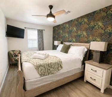 Tallahassee Apartment | Near FSU & Capitol Monthly OK Parking Patio