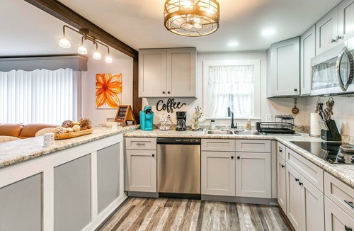 Waycross Cottage | Near Hospital and Restaurants: Quiet & Relaxing